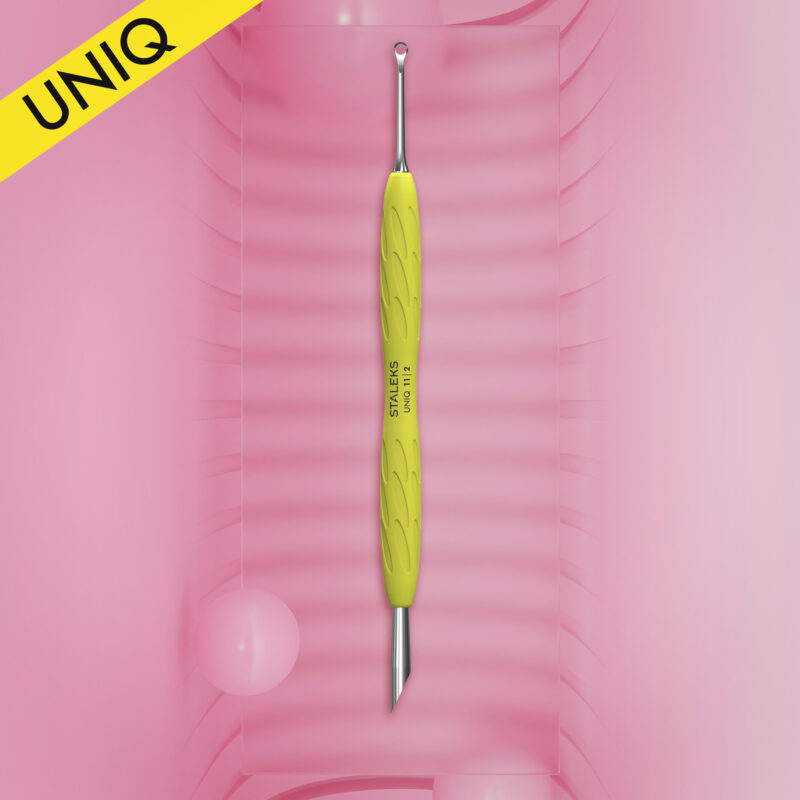 Empurrador de cutícula para manicure Gummy com cabo de silicone amarelo UNIQ 11 TYPE 2 (empurrador com bordos inclinados e empurrador com laço)